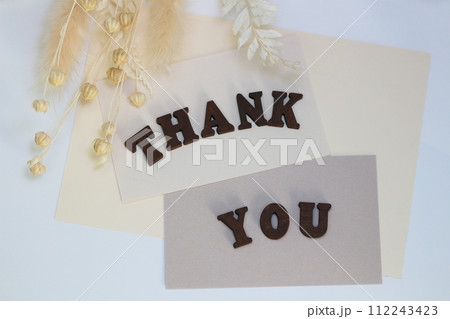 THANK YOUの文字とドライフラワー ありがとう ナチュラルなイメージ THANK YOUの文字とドライフラワー ありがとう ナチュラルなイメージ 112243423