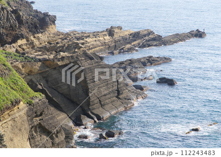 ヤセの断崖から見る海岸の奇岩 　2023年5月 112243483