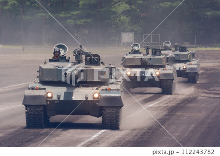 縦列行進する陸上自衛隊90式戦車 縦列行進する陸上自衛隊90式戦車 112243782