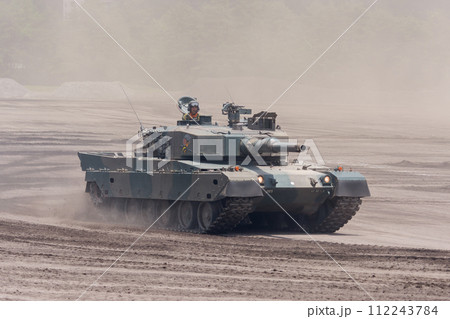走行する陸上自衛隊90式戦車 112243784