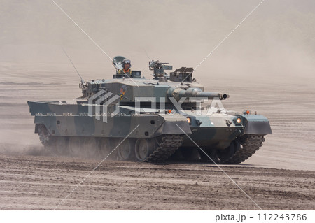 走行する陸上自衛隊90式戦車 112243786