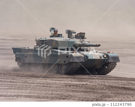 走行する陸上自衛隊90式戦車 112243790