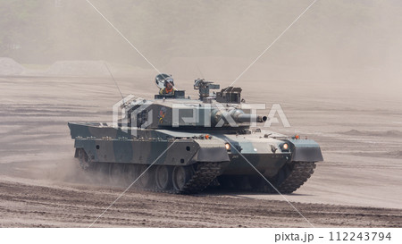 走行する陸上自衛隊90式戦車 112243794