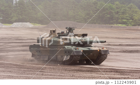 走行する陸上自衛隊10式戦車 112243901