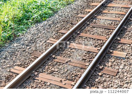 ローカル線の線路(イメージ) ローカル線の線路(イメージ) 112244007