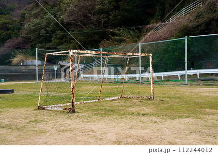廃校になった学校のグランドに放置されたサッカーゴール　03 112244012