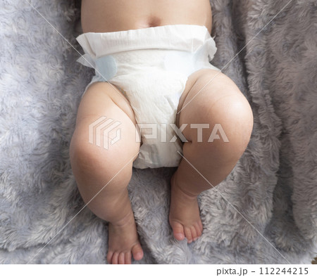 オムツを履いている裸の赤ちゃんの下半身 オムツを履いている裸の赤ちゃんの下半身 112244215