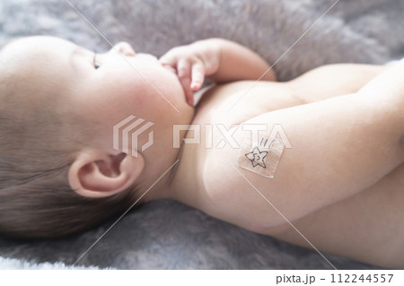 右腕に注射跡の絆創膏を貼っている生後半年のハーフの男の子赤ちゃん 右腕に注射跡の絆創膏を貼っている生後半年のハーフの男の子赤ちゃん 112244557