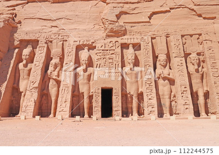 エジプトのアブシンベルに建つ小神殿 112244575