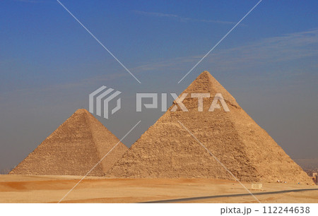 エジプトギザに建つクフ王のピラミッド 112244638