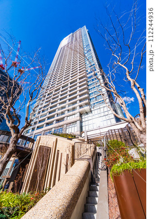 東京都　都心のタワーマンションのある都市風景 112244936