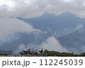雲に覆われる山と雷鳥 112245039