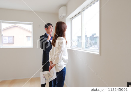 不動産の案内をしている男性と女性 不動産の案内をしている男性と女性 112245091