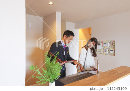 不動産の案内をしている男性と女性 112245109