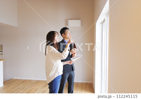 不動産の案内をしている男性と女性 112245115