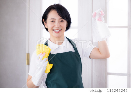 家事代行サービス　窓の掃除をする女性 112245243