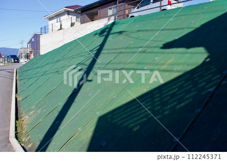 住宅地法面の防草シート 112245371