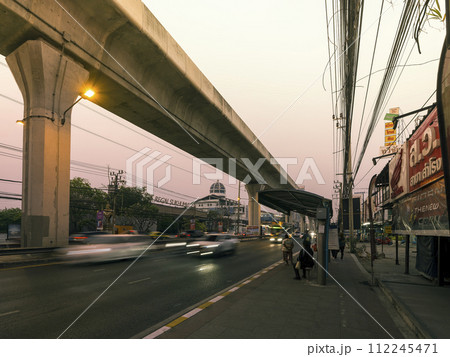 タイ・バンコク郊外 夕暮れ時の幹線道路 / Sukhumvit Road, Thailand 112245471