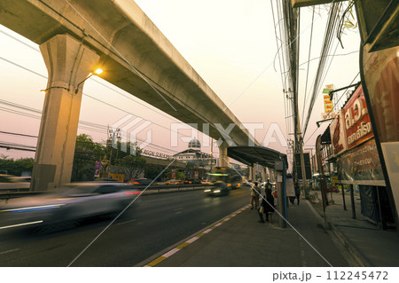 タイ・バンコク郊外 夕暮れ時の幹線道路 / Sukhumvit Road, Thailand 112245472