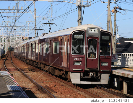 阪急神戸線芦屋川駅に到着する9000系電車 阪急神戸線芦屋川駅に到着する9000系電車 112245482