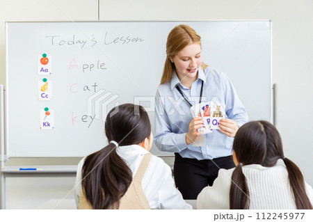 英語を教える外国人講師　foreign lecturer 112245977