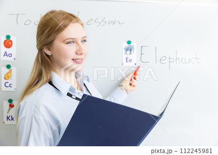 英語を教える外国人講師 foreign lecturer 英語を教える外国人講師 foreign lecturer 112245981