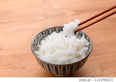 湯気の立つ炊き立ての御飯 湯気の立つ炊き立ての御飯 112246221