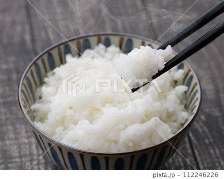 湯気の立つ炊き立ての御飯 112246226