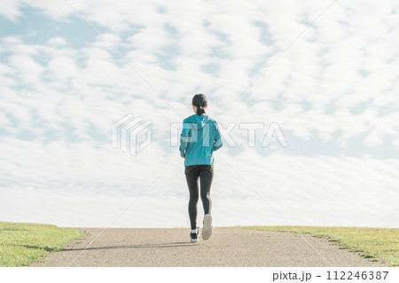 公園を走る中学生・高校生・小学生の女の子・ランニング・部活・体力づくり・基礎練習・ジョギング・持久走 公園を走る中学生・高校生・小学生の女の子・ランニング・部活・体力づくり・基礎練習・ジョギング・持久走 112246387