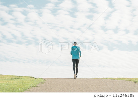 公園を走る中学生・高校生・小学生の女の子・ランニング・部活・体力づくり・基礎練習・ジョギング・持久走 112246388