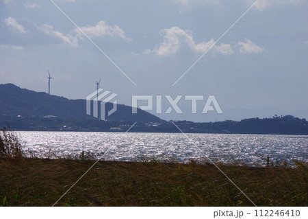 兵庫県淡路島　松帆慶野から阿那賀の風力発電、津井方面を望む 112246410
