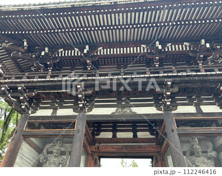 京都市のお寺、広隆寺の門、山門です。 112246416