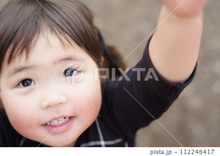 公園で遊ぶ小さな女の子 112246417