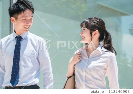 外出してオフィス街を歩くビジネスウーマンとビジネスマン 112246908