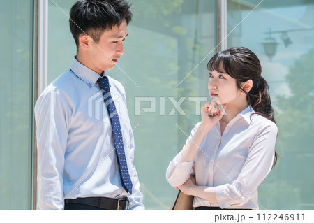 オフィス街で睨み合う会社員の男女(喧嘩・対立・言い合い・怒る・不満) オフィス街で睨み合う会社員の男女(喧嘩・対立・言い合い・怒る・不満) 112246911