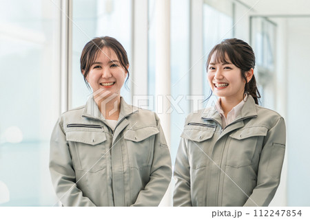 作業着・作業衣服を着た製造業・建築業・運送業・建設業の女性スタッフ 112247854