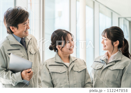 作業着・作業衣服を着た製造業・建築業・運送業・建設業の男女スタッフ 112247858