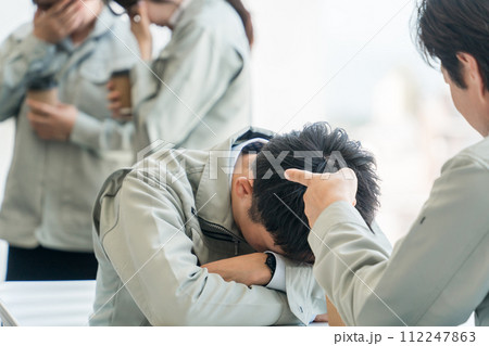 上司に怒られる・説教される作業着姿の若い男性ビジネスマン 112247863