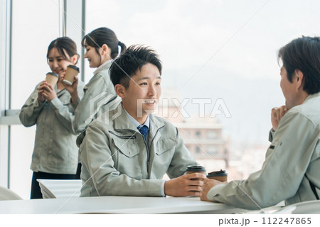 休憩時間にコーヒを飲みながら上司と会話する若い男性アジア人ビジネスマン 休憩時間にコーヒを飲みながら上司と会話する若い男性アジア人ビジネスマン 112247865