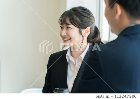 会議・ミーティング・打ち合わせで笑顔で話を聞く若いアジア人ビジネスウーマン 会議・ミーティング・打ち合わせで笑顔で話を聞く若いアジア人ビジネスウーマン 112247886