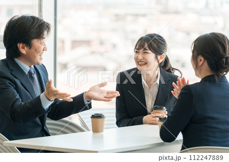 オフィスのカフェスペースで談笑するビジネスマン男女 112247889