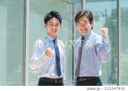 ガッツポーズするビジネスマン（上司と部下・先輩と後輩） 112247910
