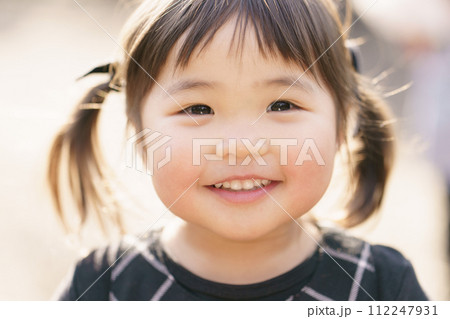 公園で微笑む女の子のアップ 112247931
