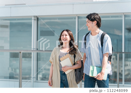 大学・短大・専門学校の校舎を歩く男女カップル・同級生の学生 112248099