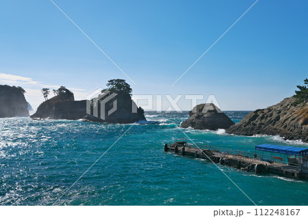 高波に洗われる西伊豆の堂ヶ島 112248167