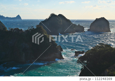 高波に洗われる早朝の西伊豆の堂ヶ島 高波に洗われる早朝の西伊豆の堂ヶ島 112248169