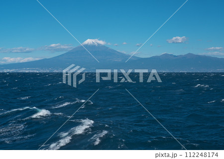 荒波の駿河湾越しに臨む富士山 荒波の駿河湾越しに臨む富士山 112248174