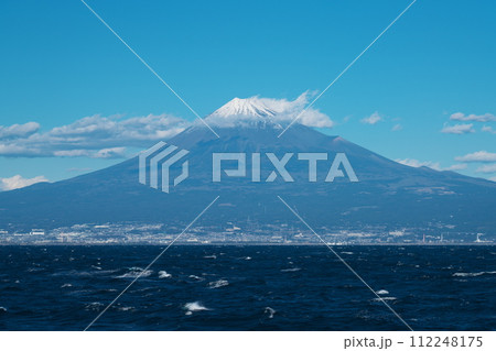 荒波の駿河湾越しに臨む富士山 112248175