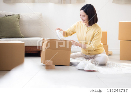 引越し中の若い女性 112248757