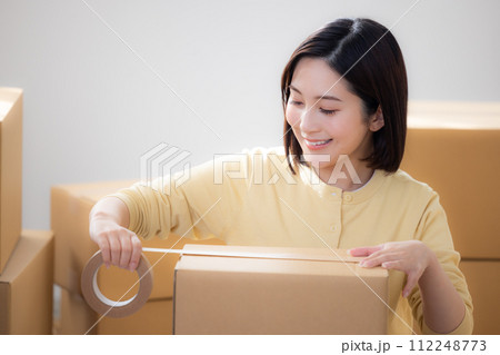 引越し中の若い女性 引越し中の若い女性 112248773